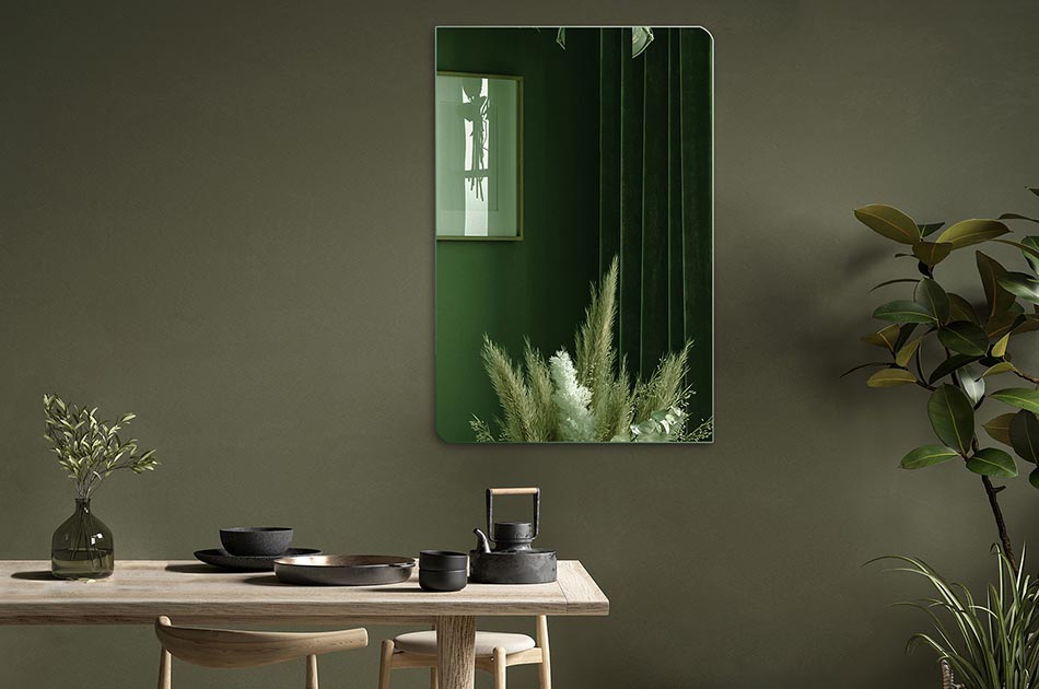 En spegel där du har möjlighet att välja färg på glaset är ett funktionellt och elegant tillbehör som passar in i alla inredningsstilar. Välj färg på spegelglaset efter dina individuella behov och rummets stil. Det finns olika färger på glaset tillgängliga, inklusive guld och grafit. Spegeln kan användas i alla rum såsom badrum, sovrum, hall och vardagsrum. Enkel montering och daglig skötsel.